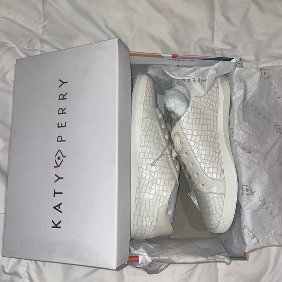 Katy Perry Lace Up Sneaker 8.5 M off white New with Box! - Picture 2 of 9
